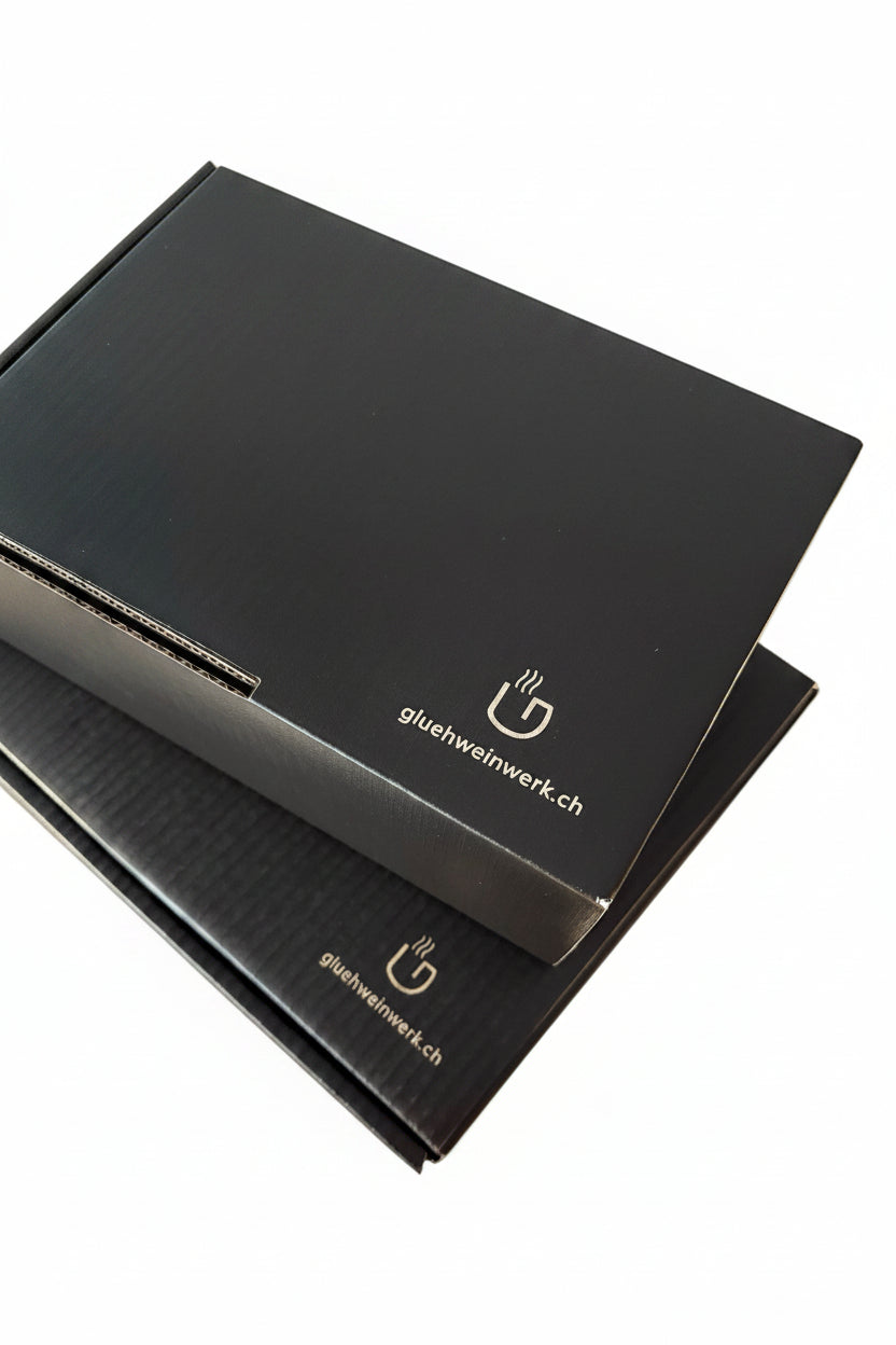 Mit gluehweinwerk.ch-Logo gebrandete Geschenkbox.