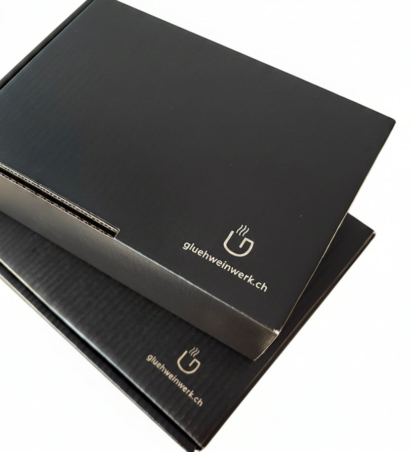 Mit gluehweinwerk.ch-Logo gebrandete Geschenkbox.